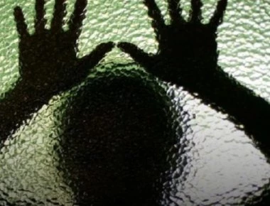 Την απήγαγε στα 13 της και την έκανε σκλάβα του – 32 χρόνια μετά ήρθε η ώρα της εκδίκησης (φώτο)